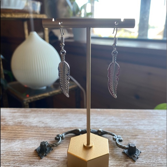 Jewelry - Super Cute Feather Earrings